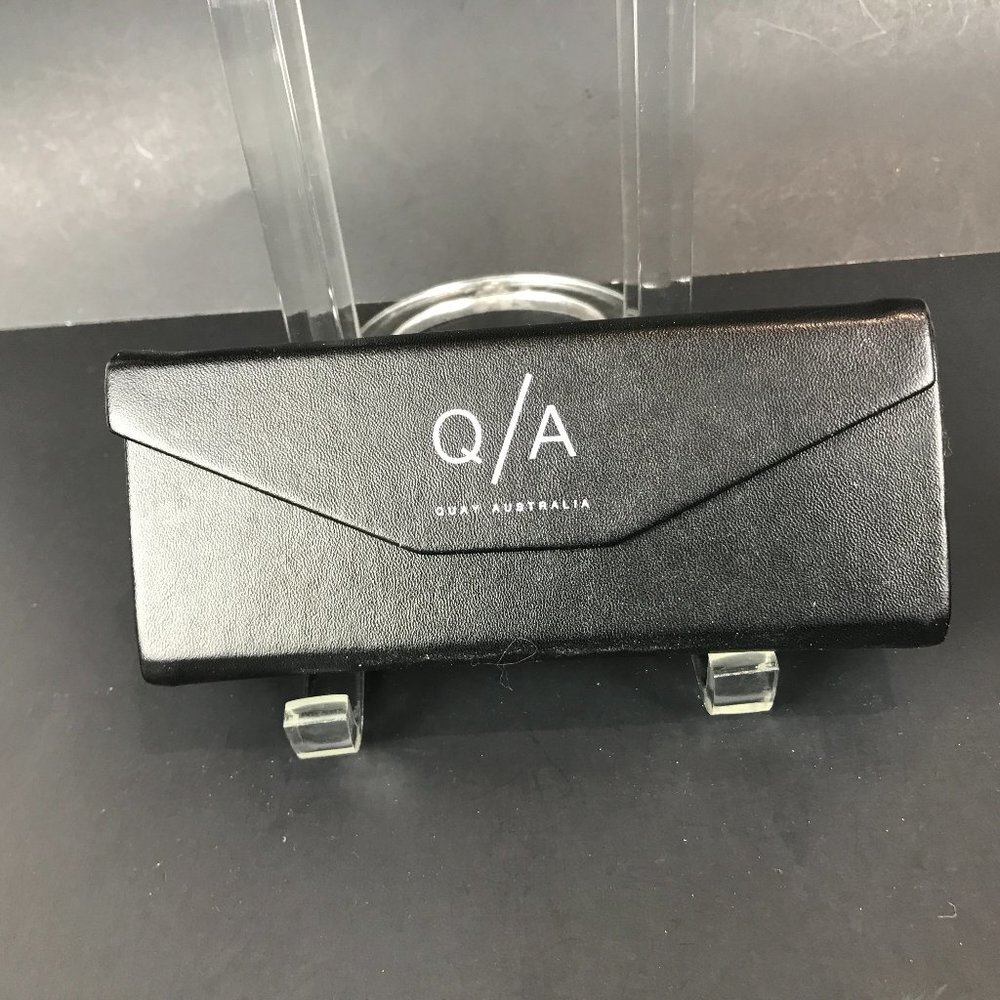 Quay/Australia Black hardcase for glasses